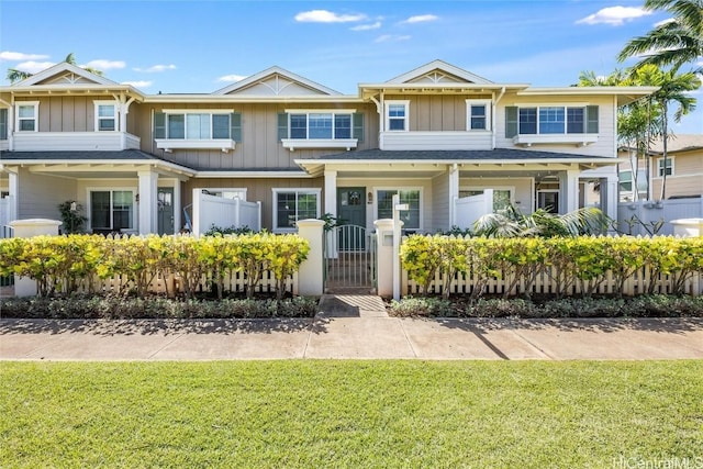 view of front of home featuring a front lawn