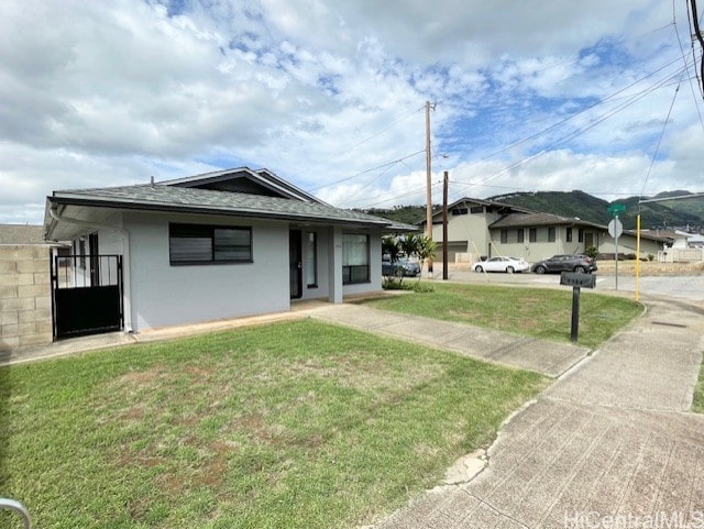 view of front facade featuring a front lawn