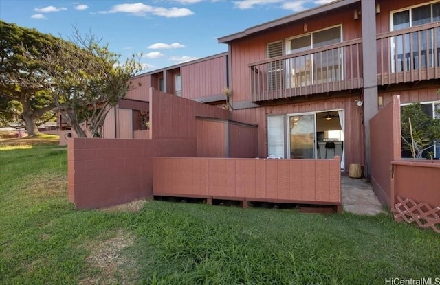 back of house featuring a lawn