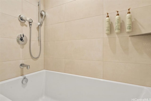 bathroom featuring tiled shower / bath