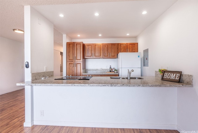 46-263 Kahuhipa St Unit B312, Kaneohe, HI 96744 - kitchen featuring freestanding refrigerator, a peninsula, a sink, wood finished floors, and recessed lighting