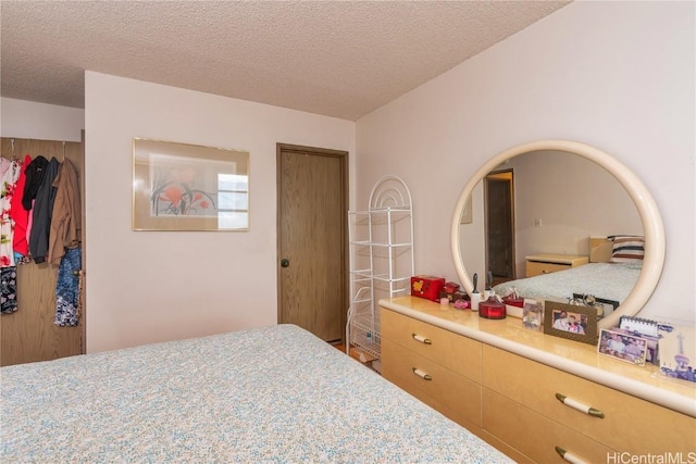 bedroom featuring a textured ceiling and a closet