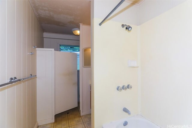 bathroom with washtub / shower combination