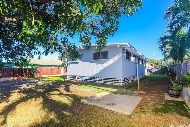 view of yard featuring a patio