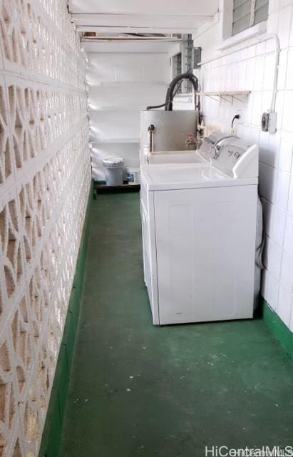 laundry area with washer / clothes dryer