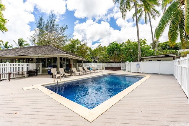 view of swimming pool featuring a jacuzzi and a patio