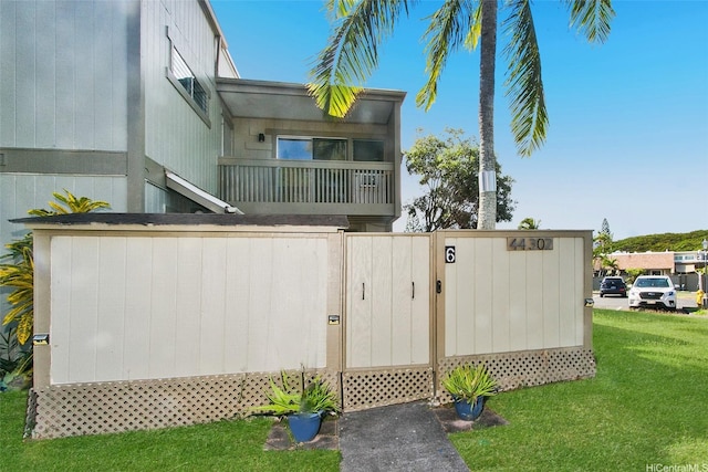 44-3026 Olina St Unit 7/6, Kaneohe, HI 96744 - view of property exterior with a yard, a balcony, and a gate