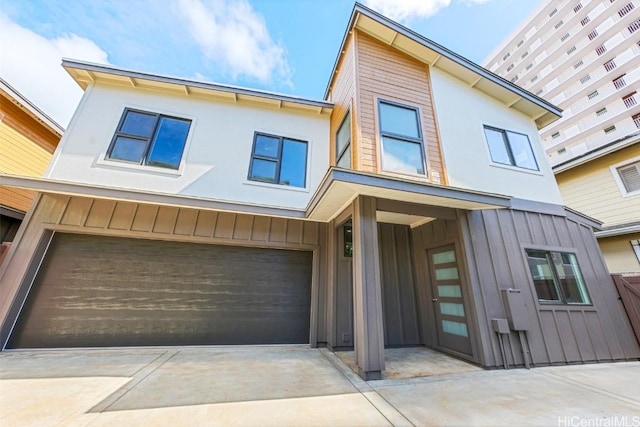 view of front facade featuring a garage