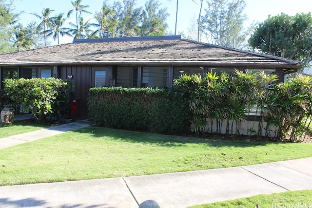 view of front of home with a front lawn