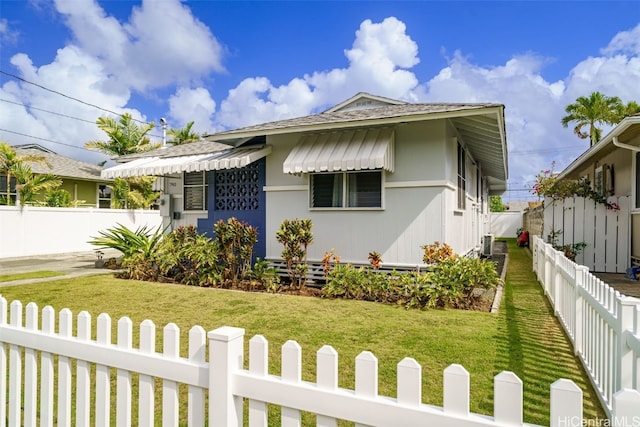 view of front facade featuring a front yard