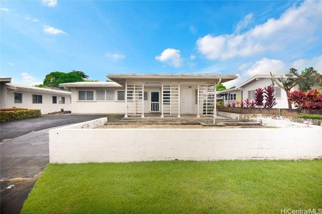 view of front facade with a front lawn