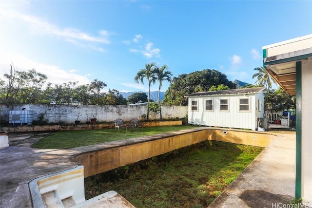 view of yard featuring an outbuilding