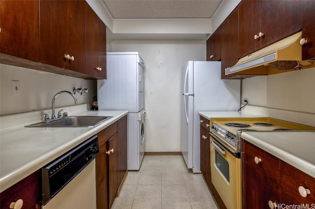 kitchen with electric stove, stacked washer and dryer, sink, ornamental molding, and stainless steel dishwasher