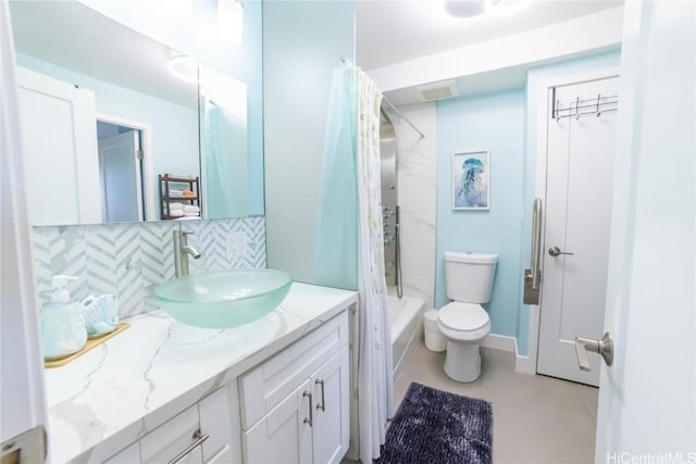 full bathroom with vanity, backsplash, toilet, and shower / bath combo with shower curtain