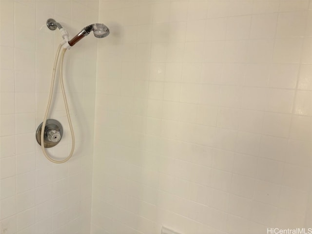 room details featuring a tile shower