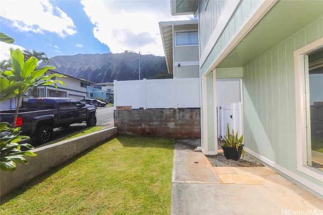 view of yard with a mountain view