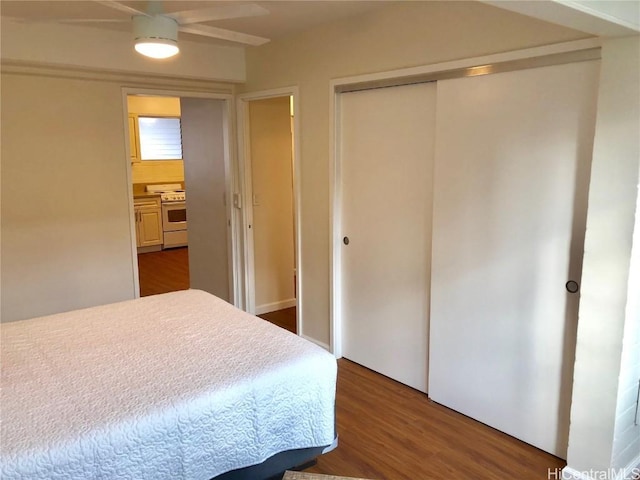 bedroom featuring a closet, dark hardwood / wood-style floors, and ceiling fan