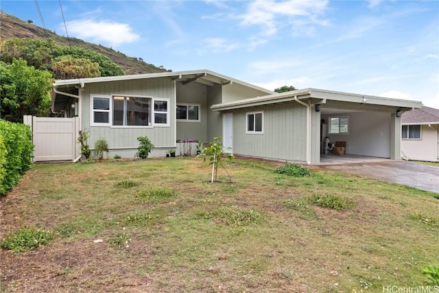 view of front of property featuring a carport and a front yard