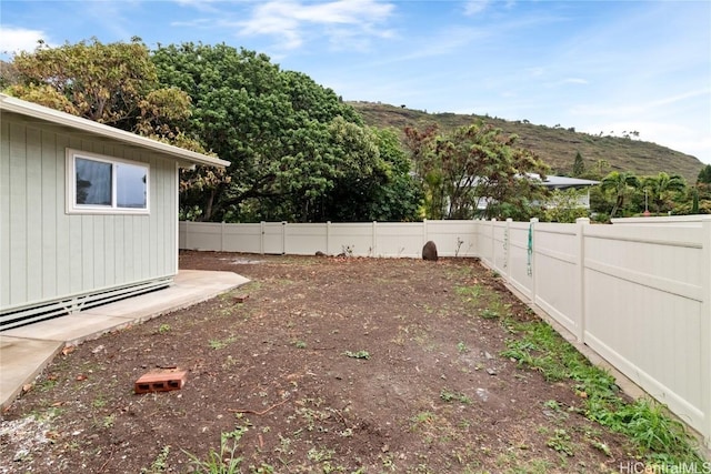 view of yard featuring a mountain view