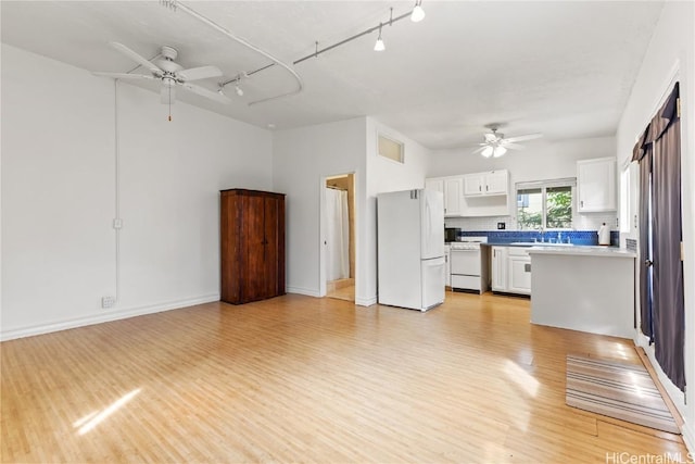 kitchen featuring sink, white appliances, ceiling fan, light hardwood / wood-style floors, and white cabinets