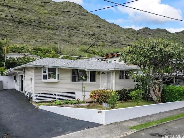 single story home featuring a mountain view