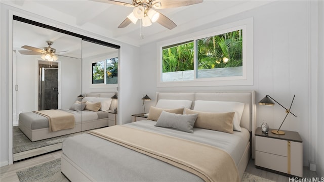 bedroom featuring light wood-style floors, a closet, and a ceiling fan