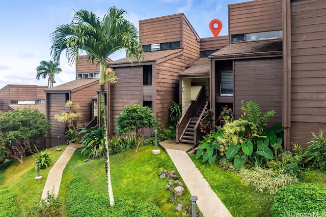 view of front of property with a front yard