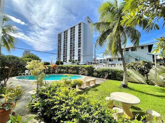 view of swimming pool featuring a lawn