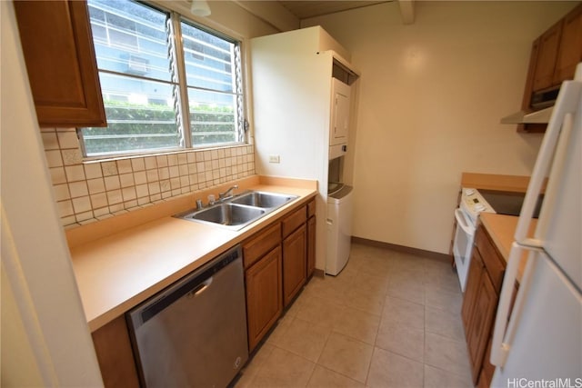 kitchen featuring white appliances, sink, decorative backsplash, and light tile patterned floors