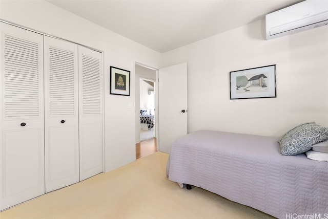 carpeted bedroom featuring a wall mounted air conditioner and a closet