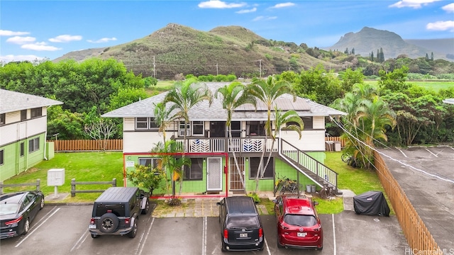 view of front of home featuring a mountain view and a front yard