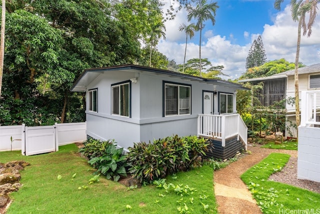 view of front of house with a front lawn