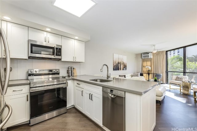 kitchen featuring stainless steel appliances, sink, and kitchen peninsula