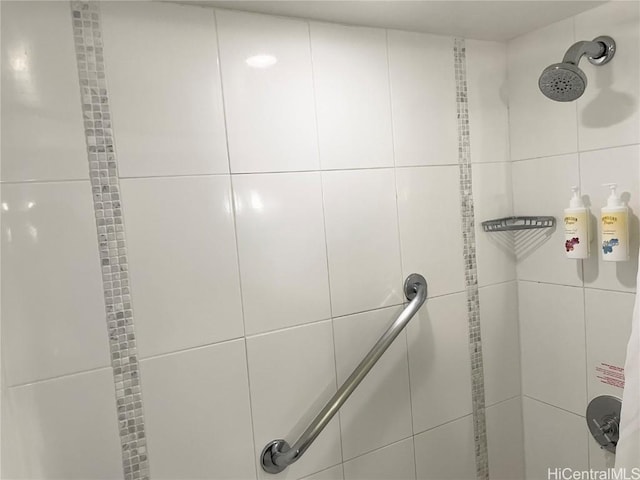 bathroom featuring tiled shower