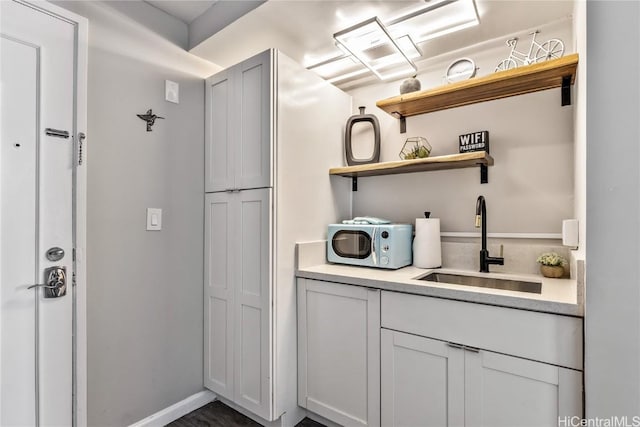 bathroom featuring sink