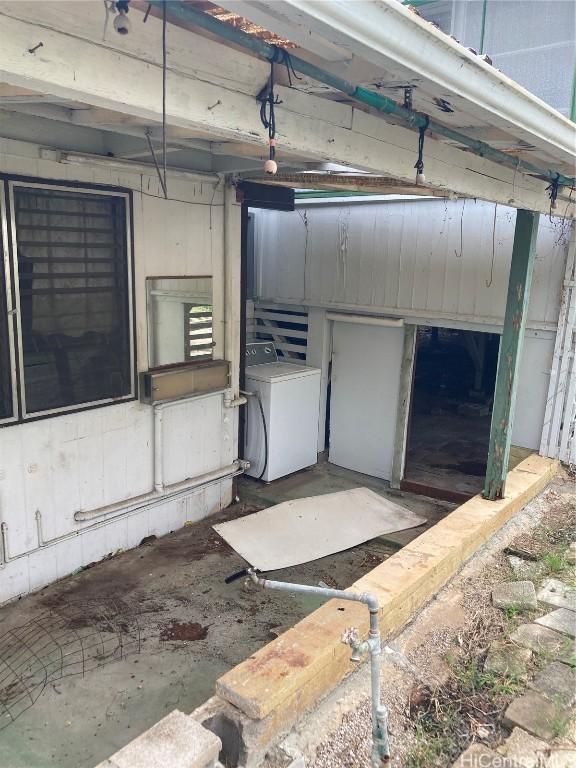 garage with washer / clothes dryer