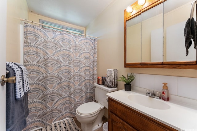 bathroom with toilet, vanity, a shower with shower curtain, and decorative backsplash