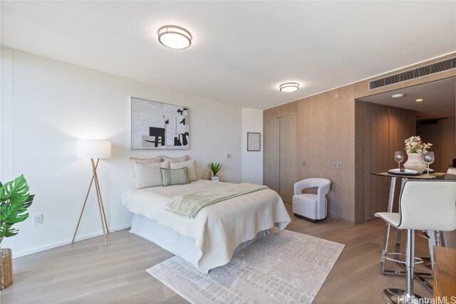 1000 Auahi St Unit 2505, Honolulu, HI 96814 - bedroom with a closet, visible vents, and light wood-style flooring