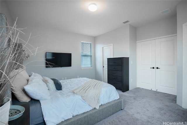 bedroom featuring carpet floors and a closet