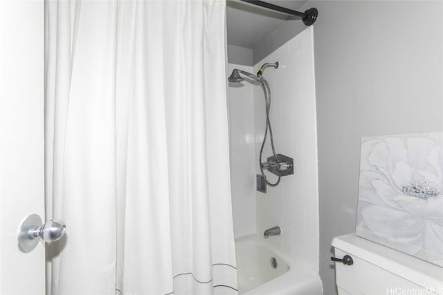 bathroom featuring shower / tub combo