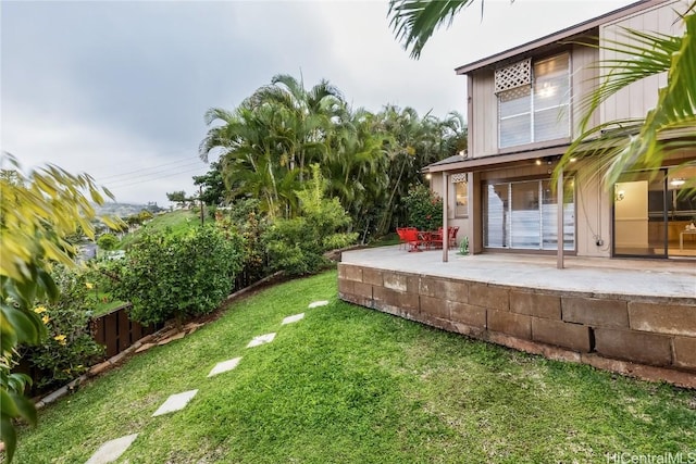 view of yard featuring a patio