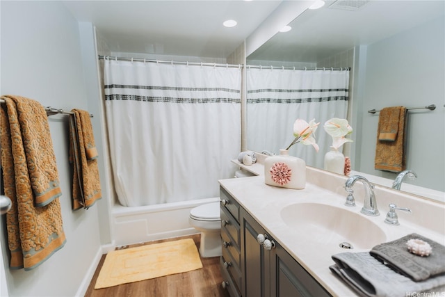 583 Kamoku St Unit 1907, Honolulu, HI 96826 - full bath featuring vanity, toilet, wood finished floors, shower / bath combo with shower curtain, and recessed lighting