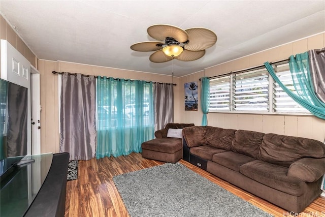 living room with dark wood-type flooring and ceiling fan