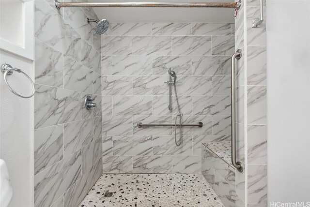 bathroom featuring tiled shower