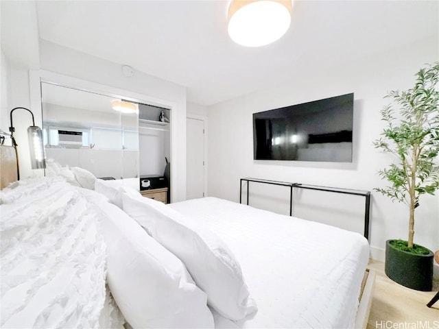 bedroom featuring a wall mounted AC and a closet