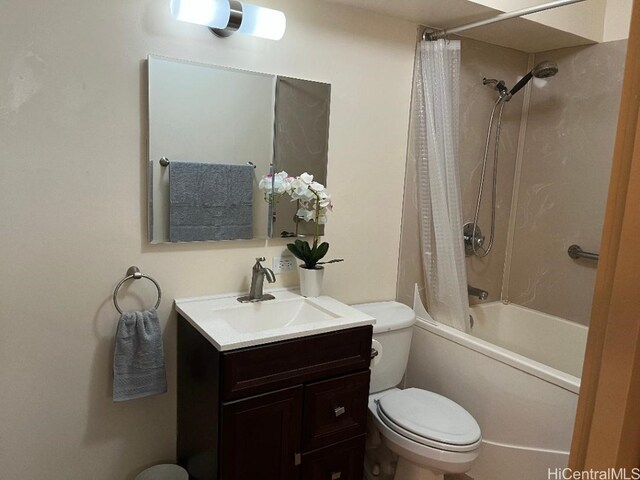 full bathroom with shower / tub combo with curtain, vanity, and toilet