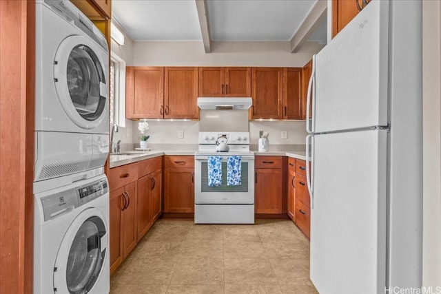 kitchen featuring sink, beam ceiling, light tile patterned floors, white appliances, and stacked washing maching and dryer