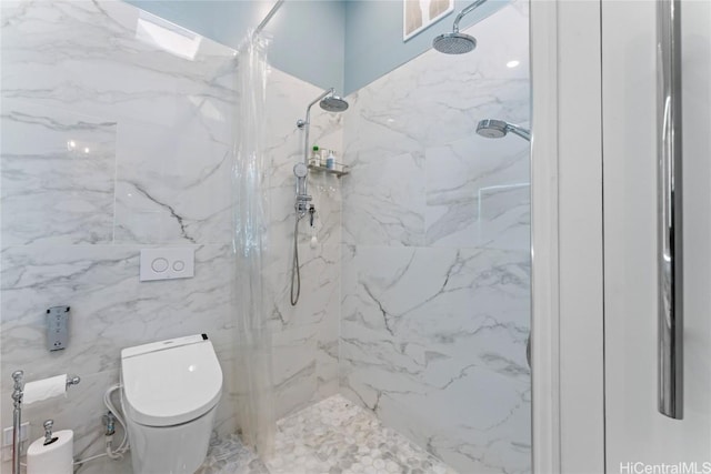 bathroom featuring a tile shower and toilet