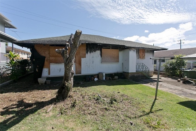 view of front of property with a front lawn