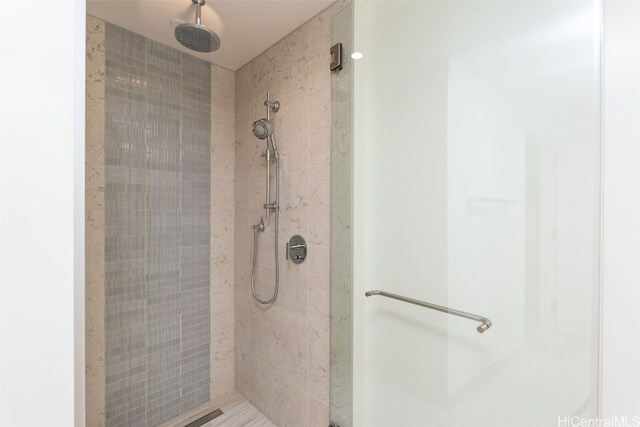 bathroom featuring tiled shower